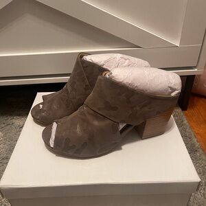 Women's Taupe Peep-Toe Block Heel Shoes